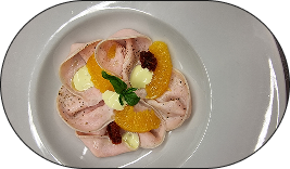 Italienisches Dessert mit Orangenfilets und Minze