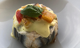 Hausgemachtes Fischgericht mit Basilikum und Croûtons